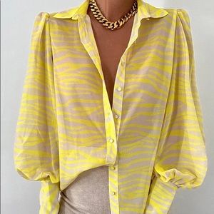 RUNAWAY THE LABEL BUTTON UP